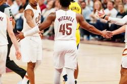 爱游戏中国官网-步行者队开启连胜模式，全队发挥出色