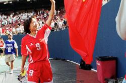 爱游戏体育网站-国际足球联赛：女性选手刷新纪录的简单介绍