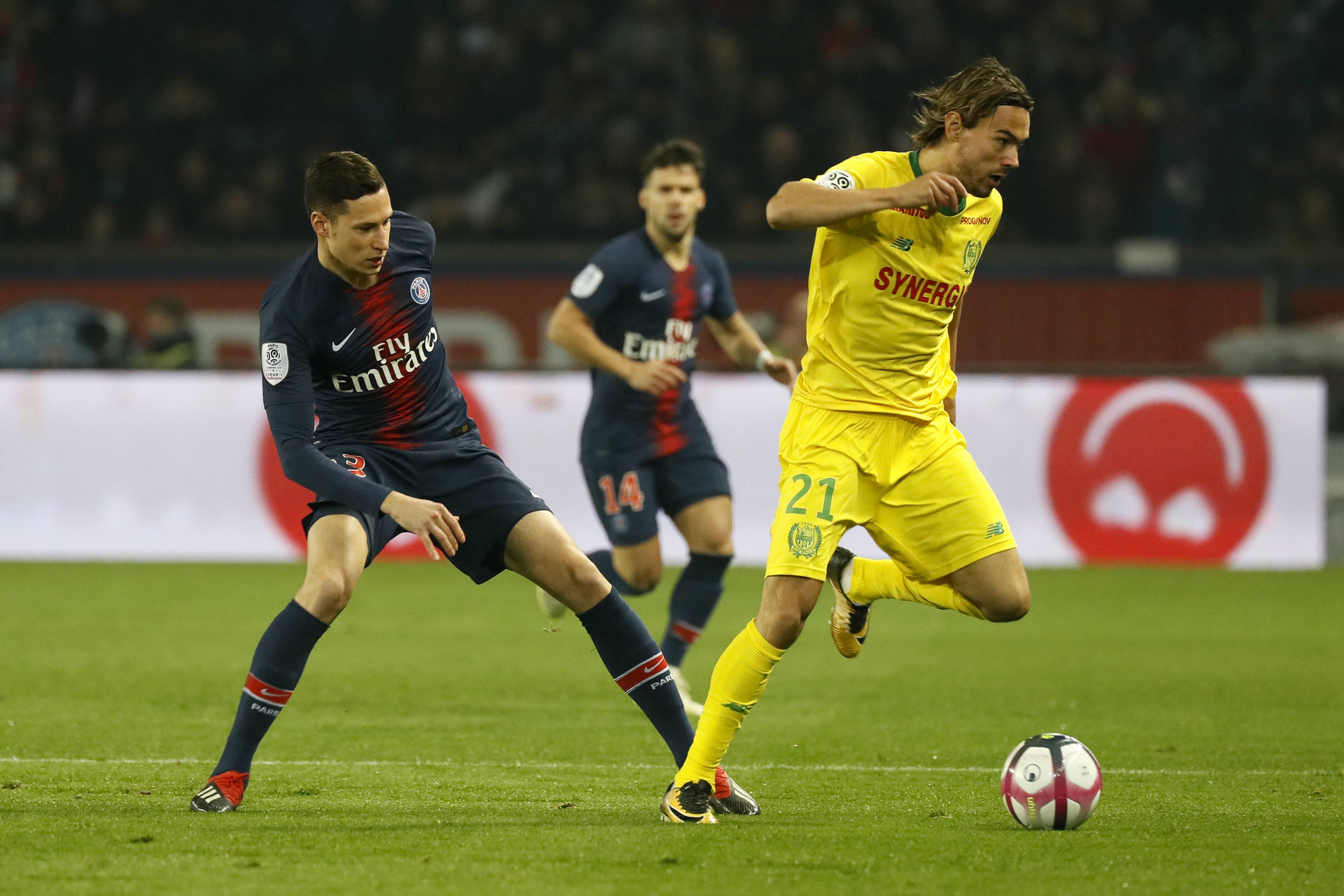 包含南特球员集体庆祝胜利,队内气氛融洽的词条 包含南特球员集体庆祝胜利,队内气氛融洽的词条