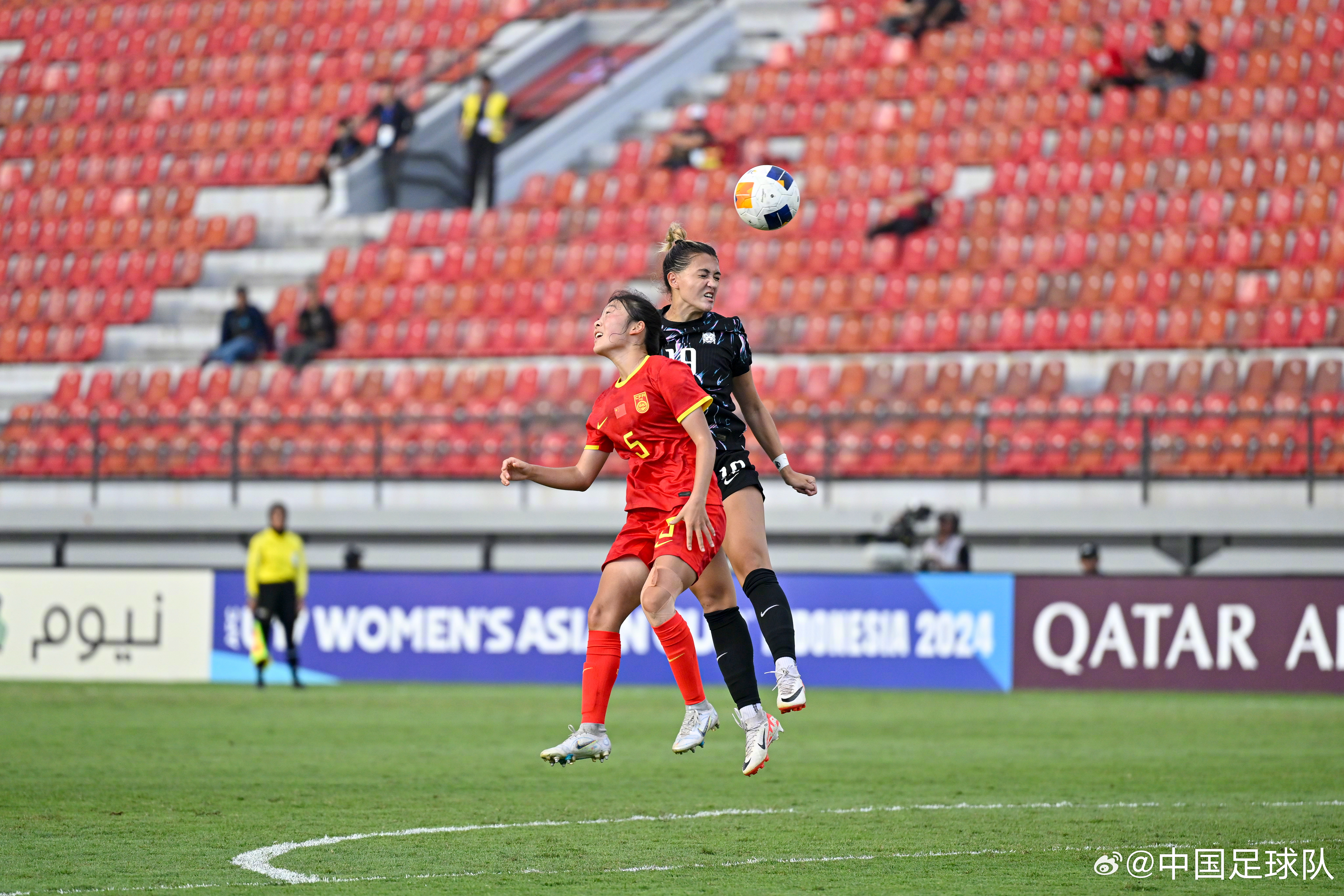 韩国队在比赛中全取三分，登上榜首(韩国队在比赛中全取三分,登上榜首的是谁)