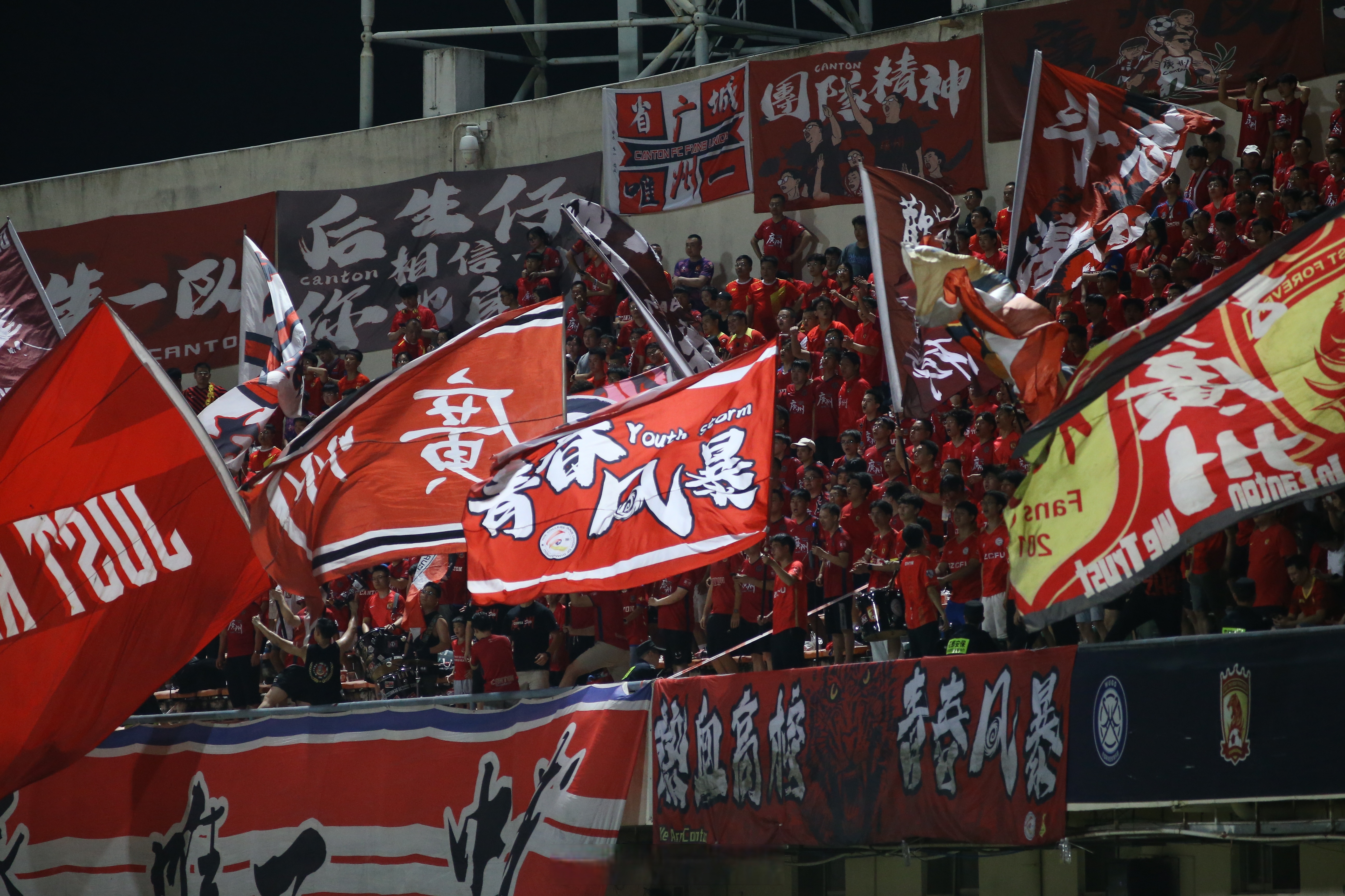 比赛场面激烈,球队全力抗衡,争分夺秒的简单介绍 比赛场面激烈,球队全力抗衡,争分夺秒的简单介绍