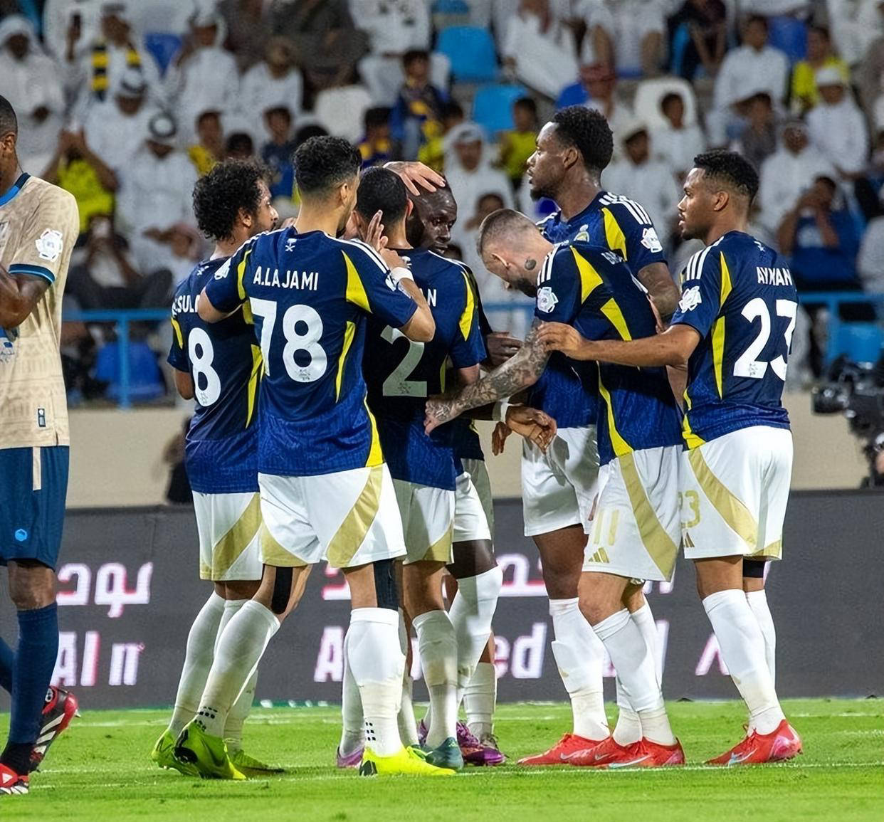 包含冰岛球队势不可挡，豪取胜利的词条