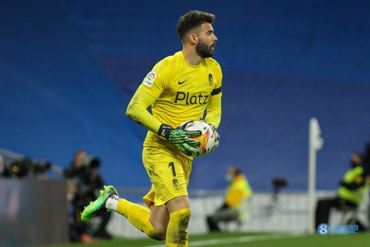 格拉纳达门将埃斯卡利表现高效,奉献多次扑救 格拉纳达门将埃斯卡利表现高效,奉献多次扑救