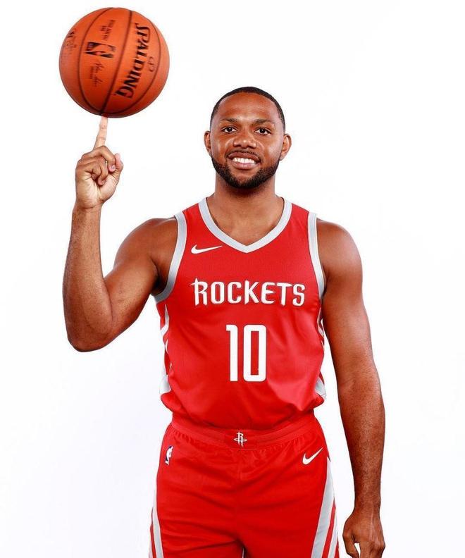 火箭队战术调整不断,寻找最佳打法 火箭队战术调整不断,寻找最佳打法