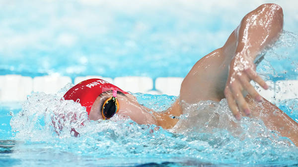 游泳决赛中,选手发挥出色夺得第一!的简单介绍 游泳决赛中,选手发挥出色夺得第一!的简单介绍