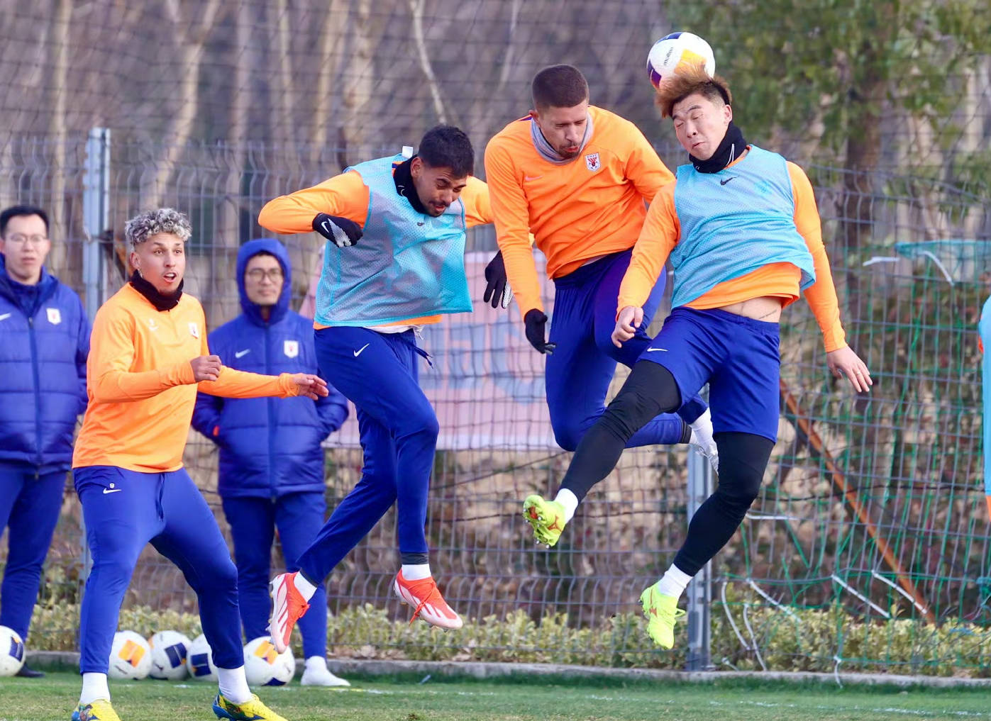 球队热身赛取得胜利，备战新赛季