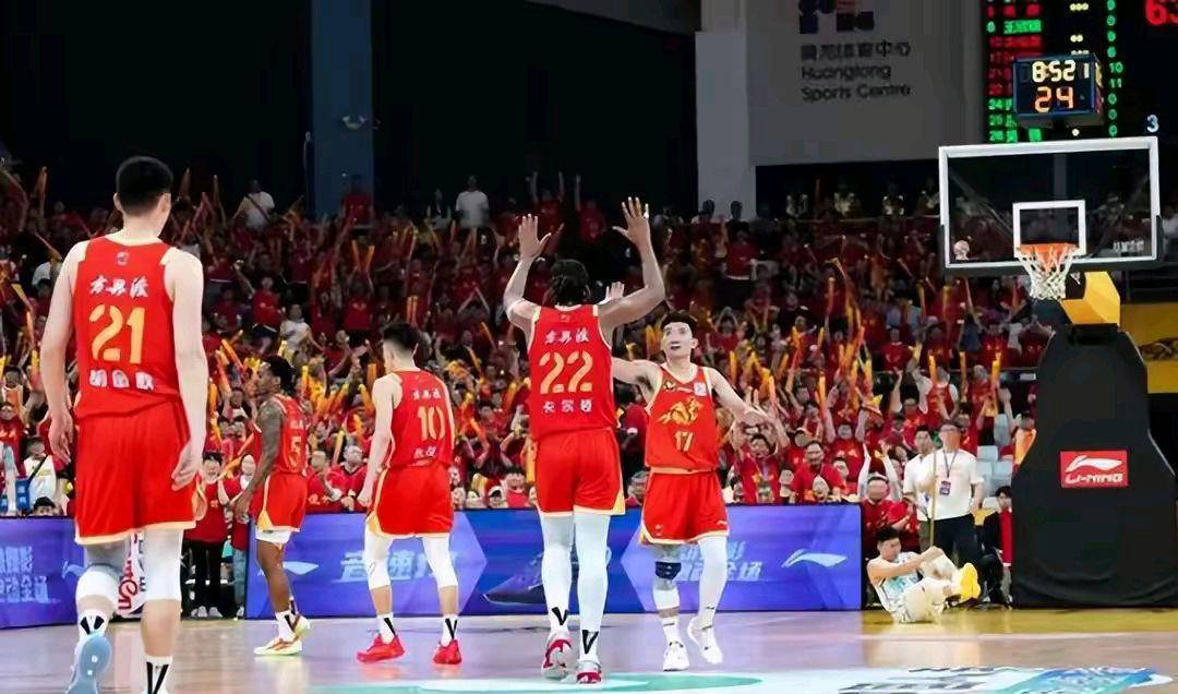 比赛过程精彩纷呈，CBA联赛气氛热烈