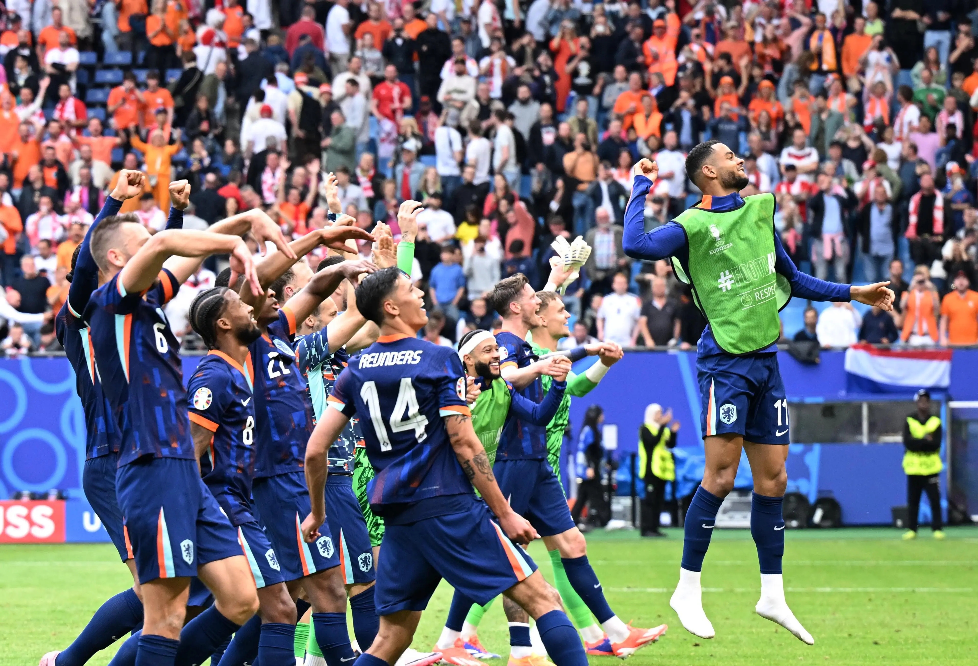 欧洲球星云集,顶尖球队对决引发球迷热议 欧洲球星云集,顶尖球队对决引发球迷热议