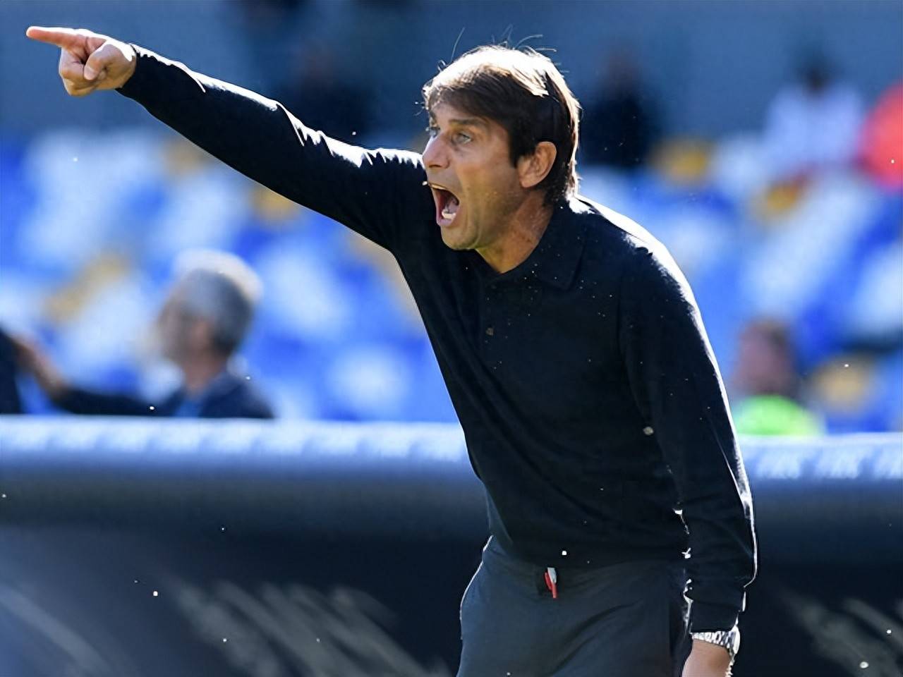 卡利亚里后卫关键封堵，助球队保住胜利的简单介绍