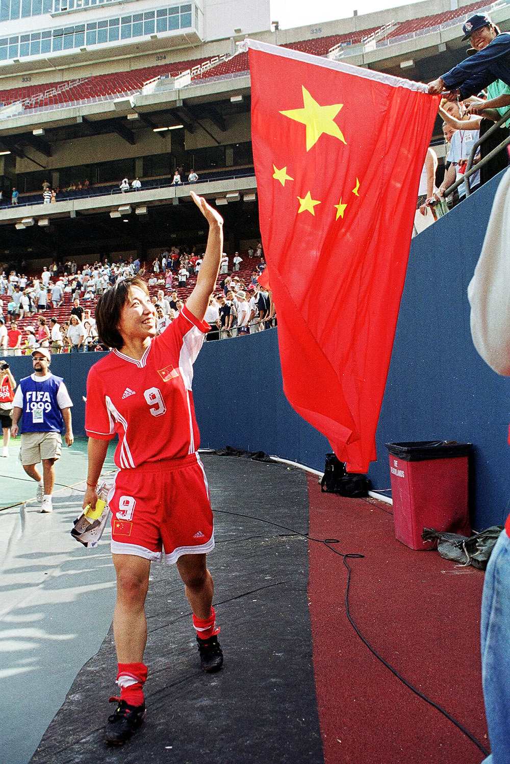 国际足球联赛：女性选手刷新纪录的简单介绍