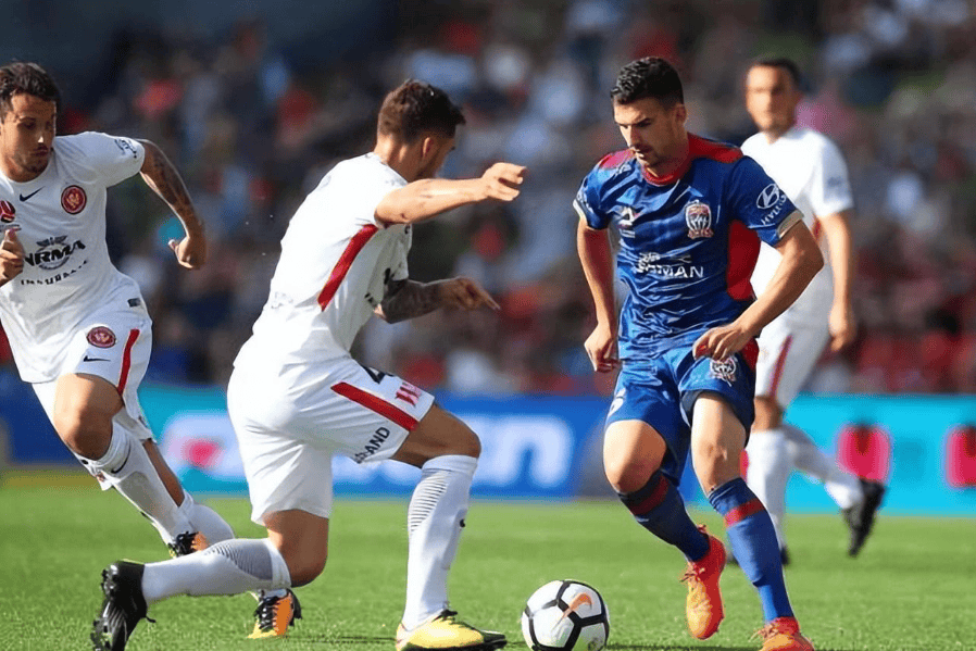 澳洲球队教练试图鼓舞队员士气,备战下轮对手 澳洲球队教练试图鼓舞队员士气,备战下轮对手