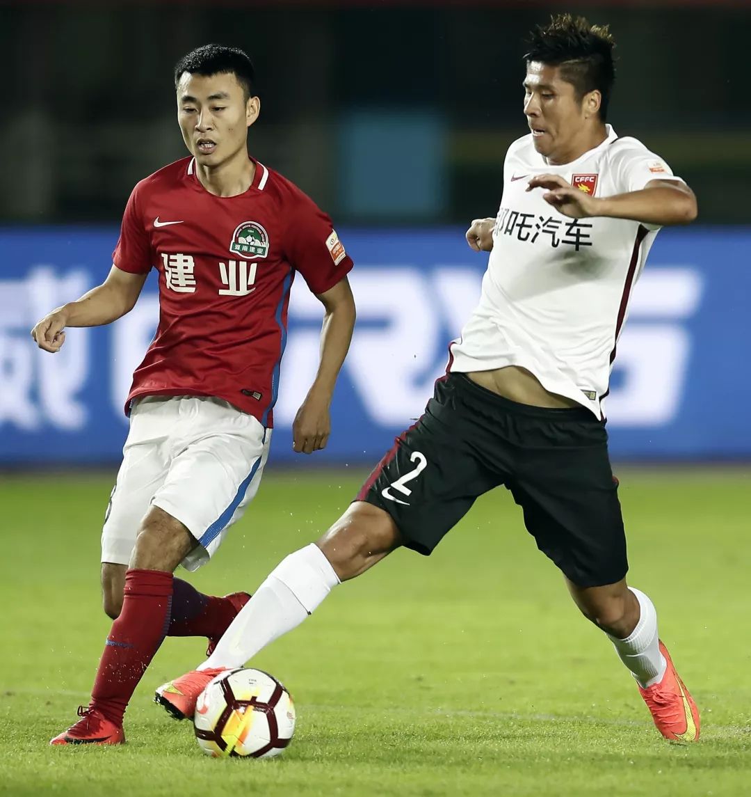 河北华夏险胜河南建业，保持领先的简单介绍