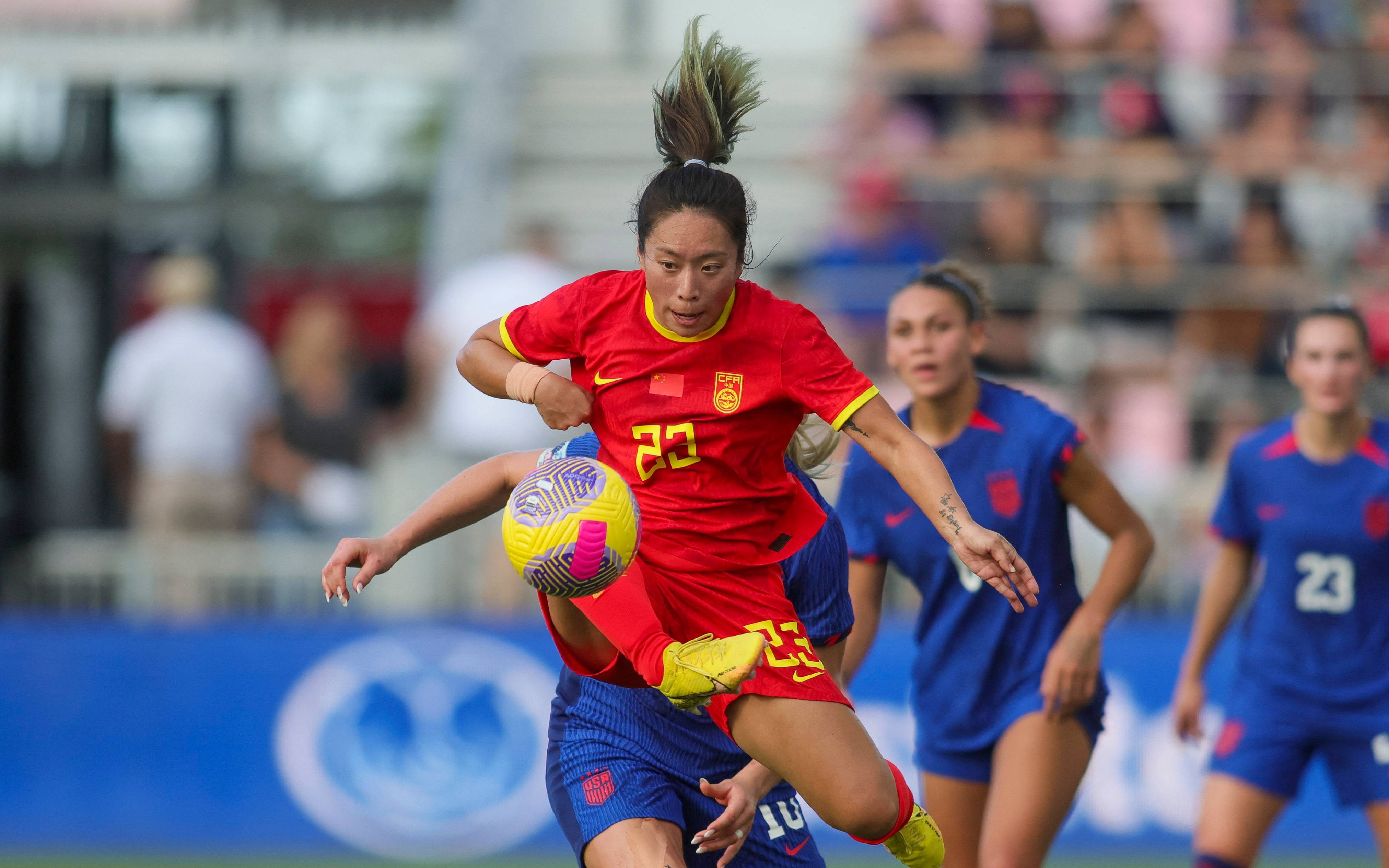 包含全球聚焦盛大比赛，女足项目备受瞩目的词条