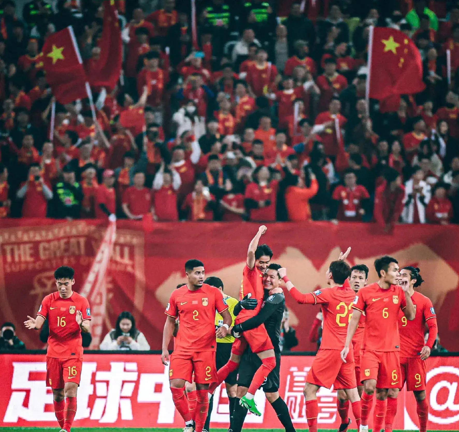 强劲的进攻压倒对手,球队大胜一场 强劲的进攻压倒对手,球队大胜一场