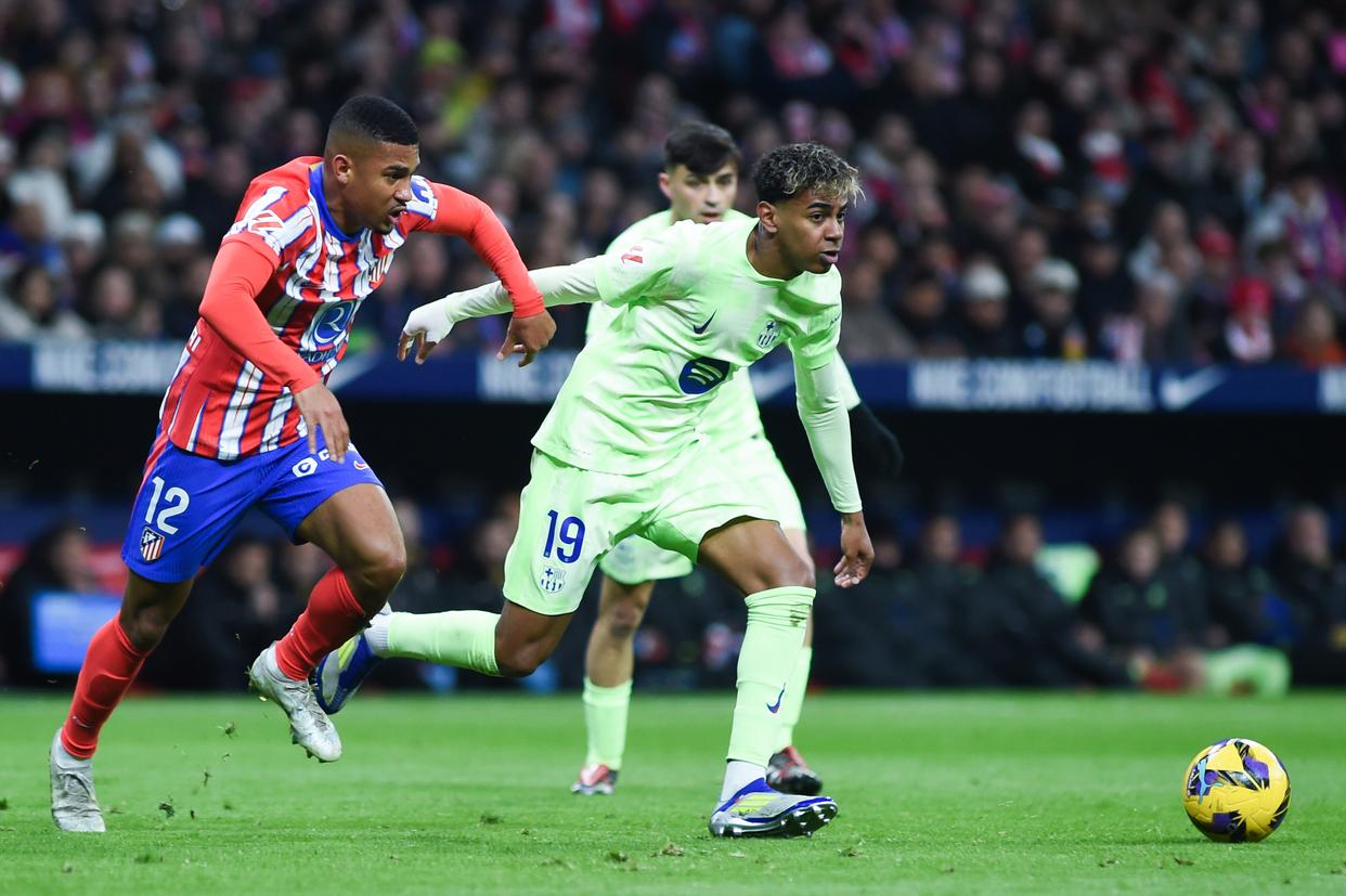 包含巴萨客场胜利，小组领先优势稳步扩大的词条