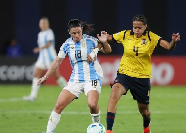 赛场上的紧张气氛:女足比赛的胜负未定 赛场上的紧张气氛:女足比赛的胜负未定