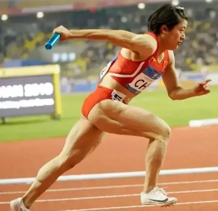 运动员瞬间爆发出超强战斗力