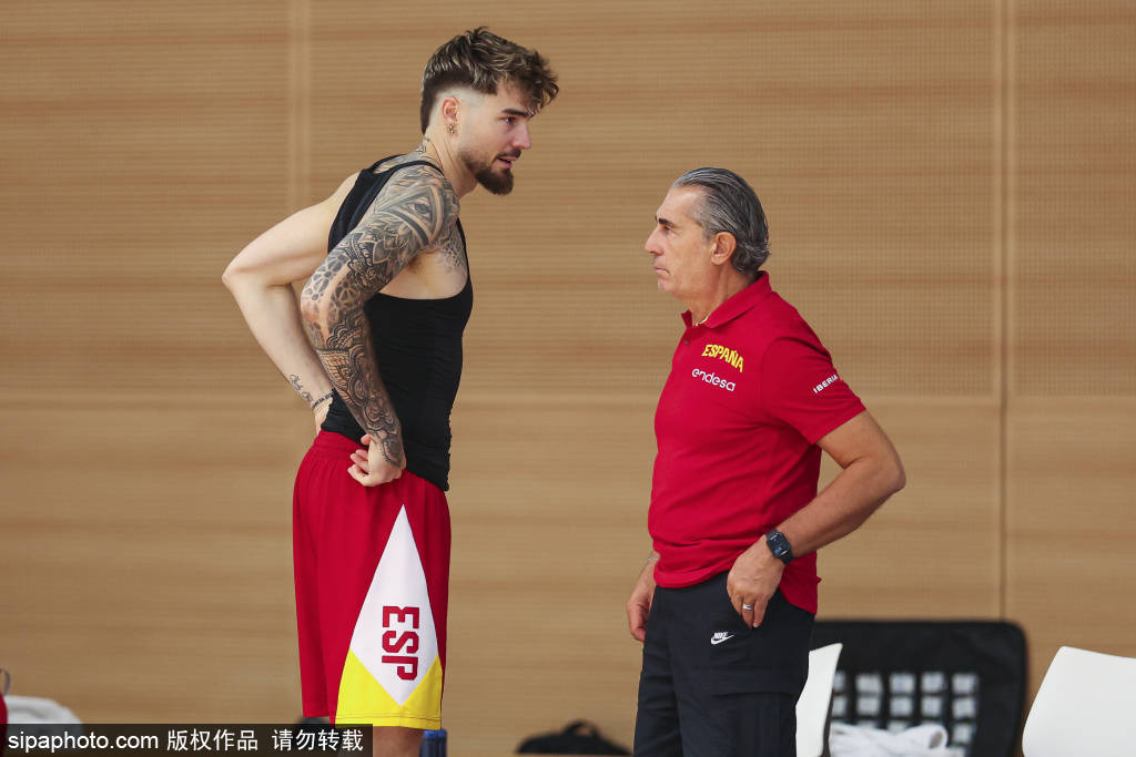 西班牙队逆袭击败波黑，实现晋级目标