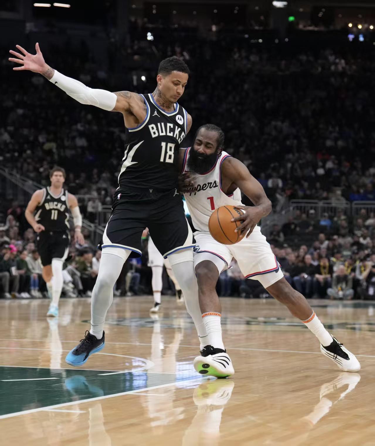 雄鹿擒下骑士，字母哥32分领衔狂胜的简单介绍